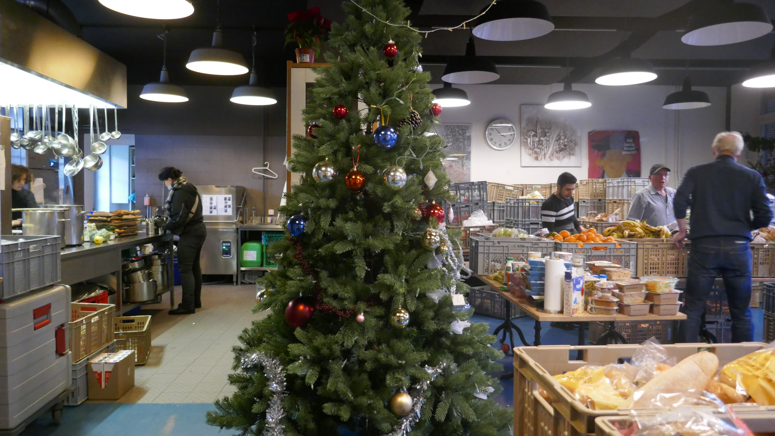 Innenraum von Soup & Chill Basel mit einem schön geschmückten Tannenbaum in der Mitte.